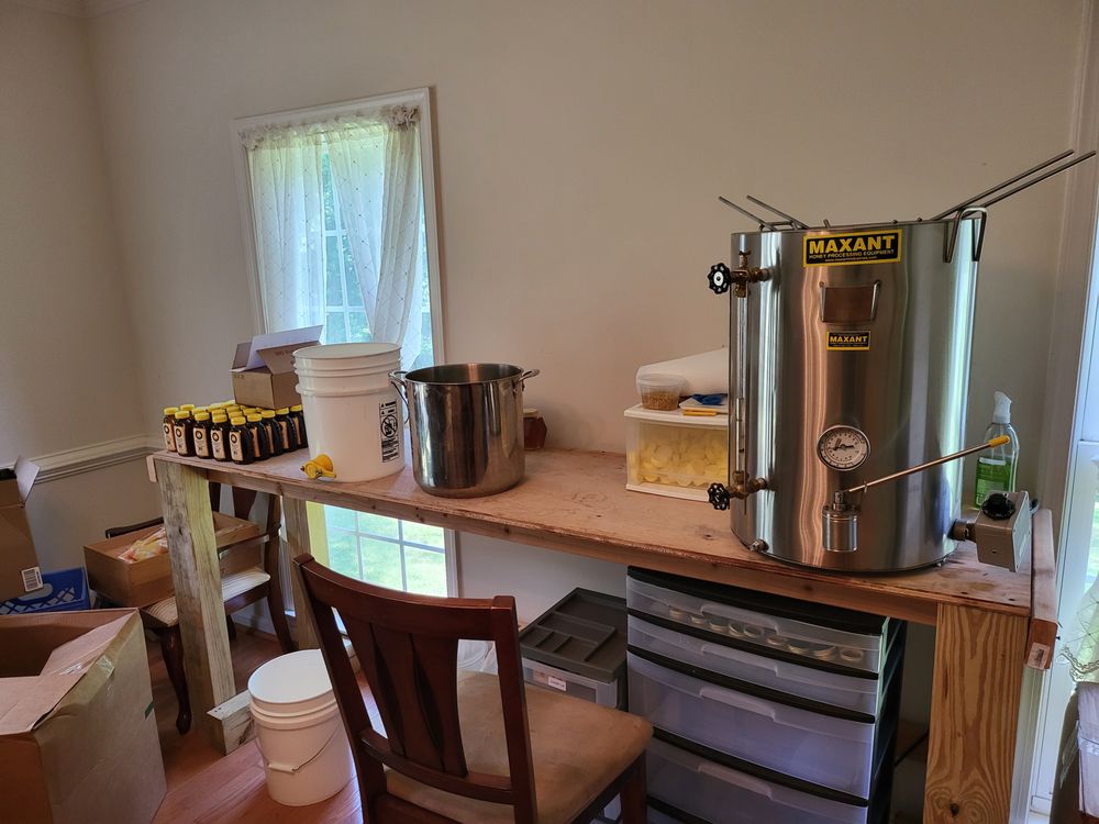 Rock Hill Honey Bee Farms Logo