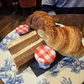 Café Les Fistons - Have you even lived if you haven't had fresh croissants in Paris? - Cafes Near Me - Paris, 01 Café Les Fistons - Have you even lived if you haven't had fresh croissants in Paris? - Cafes Near Me - Paris, 01