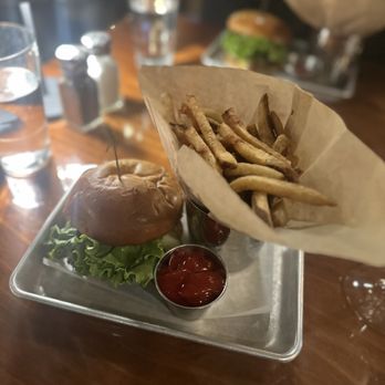 Beardslee Public House - Happy Hour Smash Burger - Breweries Near Me - Bothell, Washington