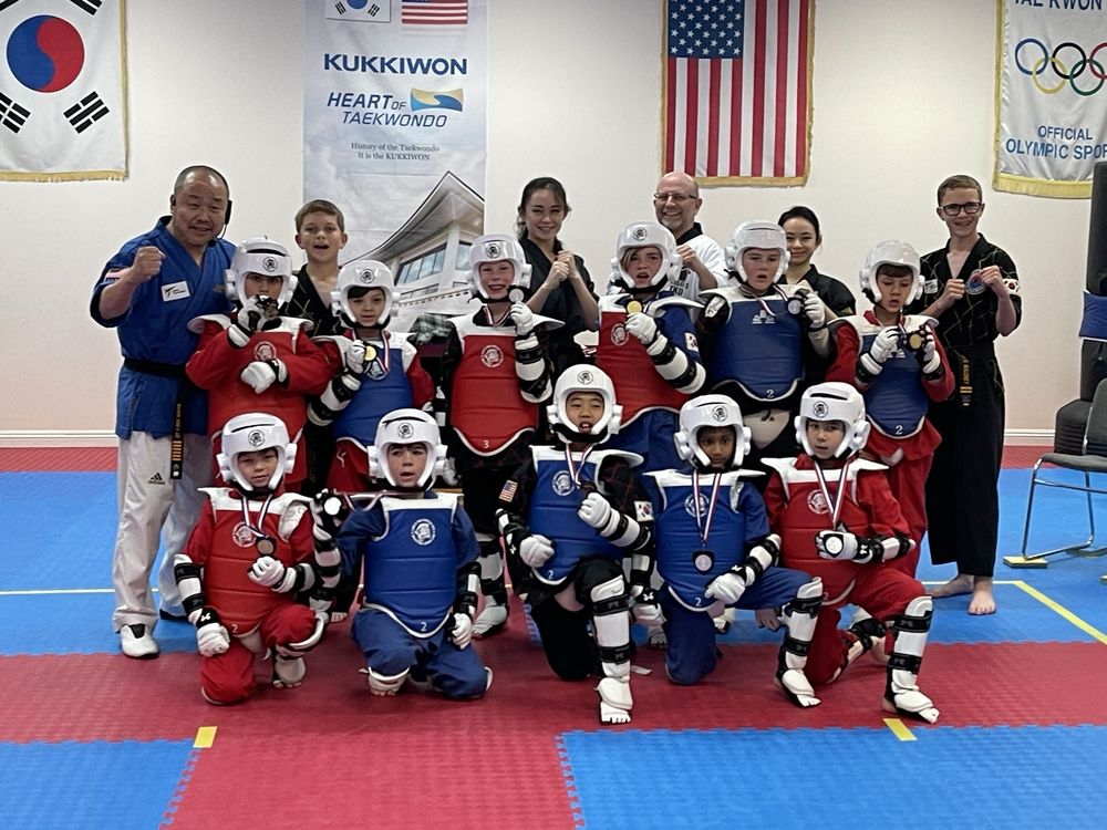 Lee's Tae Kwon DO Logo