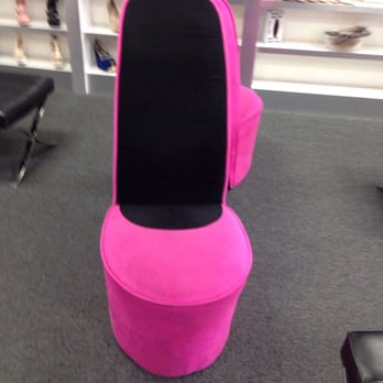 Gigis Boutique - Cute shoe to sit on to try there shoes on - Women's Clothing Near Me - Oxnard, California
