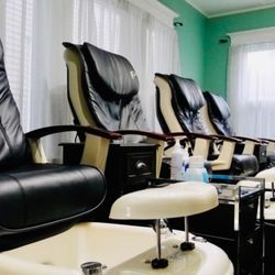 Maxim Spa & Salon - #pedicure room with 4 massage pedicure chairs.