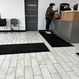 Un helpful employee