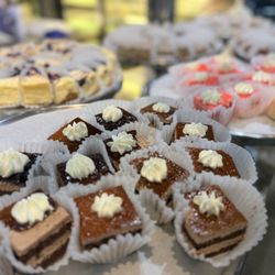 Feast Buffet - Cake dessert bites