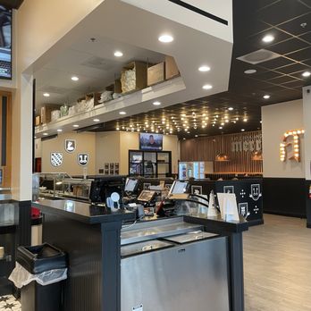 Round Table Pizza - Beautiful interior design - Pizza Near Me - Shoreline, Washington