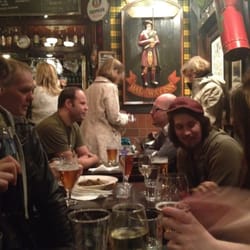 Half Way Inn - Vi vart 11 pers och tog alla tillgängliga bord på detta ställe... :)