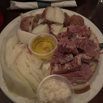 Shannon's Irish Pub - Corned beef and cabbage - Irish Pub Near Me - Glen Ellyn, Illinois