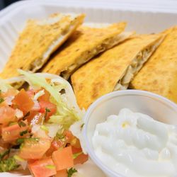 Tacos El Pariente - Quesadilla de Pollo, viene con una porción de pico de gallo y crema. También incluye salsa picante y no picante a lado.