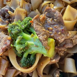 Pad See Ew with beef! Yum! Pad See Ew with beef! Yum!
