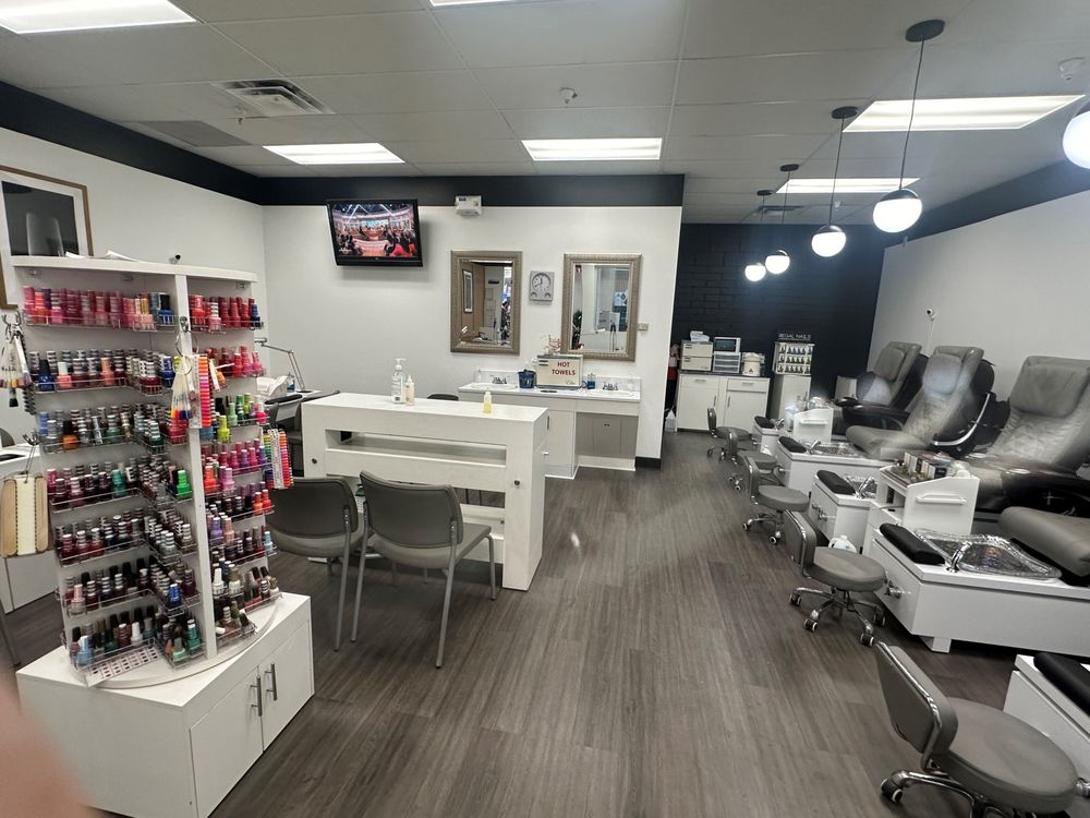 Regal Nails, Salon & Spa Logo