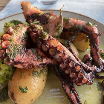 Azenhas do Mar Restaurante Piscinas - Grilled octopus with potatoes and broccoli - Portuguese Near Me - Colares, 11 Azenhas do Mar Restaurante Piscinas - Grilled octopus with potatoes and broccoli - Portuguese Near Me - Colares, 11