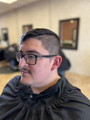 Gentlemen’s Grooming - Haircut, Beard Trim, Shampoo and EyeBrow Cleanup with Razor
(1 Hour)