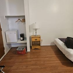 Hotel Georges - The night table was not useful.