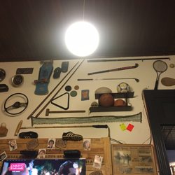 Bissen Pizza a la Parrilla - muy linda ambientación, aquí la pared deportiva