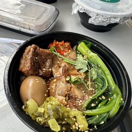 House Spicy Pork Knuckle Rice /