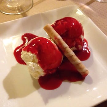 Vegaviana - Mousse de queso de cabra con salsa de frambuesa - Vegetarian Near Me - Madrid, M