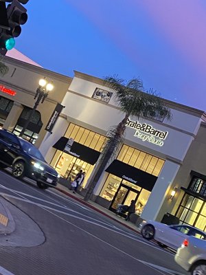 Crate & Barrel by null