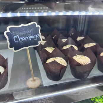 La Zucre Cake Boutique - So pretty and delicious! - Cupcakes Near Me - Orlando, Florida