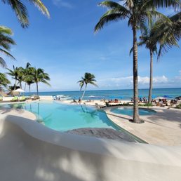 The infinity pool near Las Olas restaurant The infinity pool near Las Olas restaurant