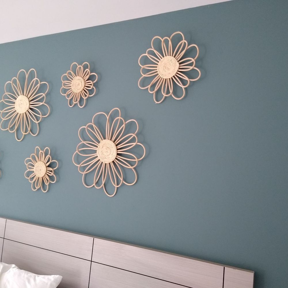 Windrush Inn - Wire flower wall art on blue wall above the headboard in Unit Bay. - Hotels Near Me - Cambria, California Windrush Inn - Wire flower wall art on blue wall above the headboard in Unit Bay. - Hotels Near Me - Cambria, California
