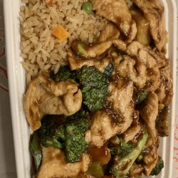 Rainbow King - Hunan chicken dinner size. Lots of chicken!