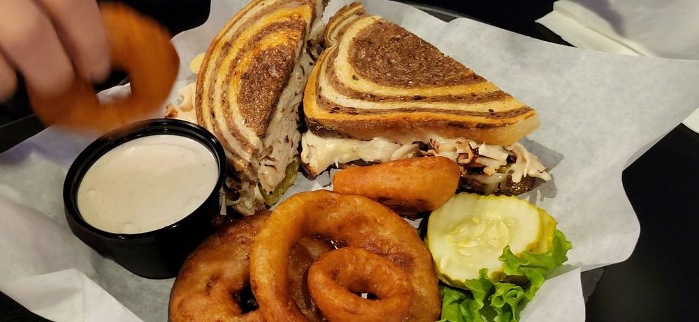 Blue Ox Tavern - Photo 3