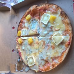 Le Patio - Mon supplement 1 euro pour les ananas sur une moitiee de pizza comme demandés . Je vous laisse jugé . Sans compté les 3,5 euros pr un coca