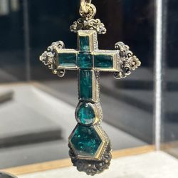 Mel Fisher Maritime Museum - Emerald jewelry piece of the Pope