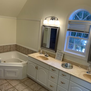 Azalea Inn Bed & Breakfast - White Crow Suite bathroom. - Bed & Breakfast Near Me - Banner Elk, North Carolina
