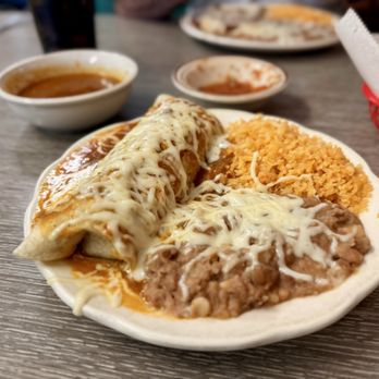 Arizona Cafe - Chili verde burrito with rice and beans - Mexican Near Me - Bakersfield, California Arizona Cafe - Chili verde burrito with rice and beans - Mexican Near Me - Bakersfield, California