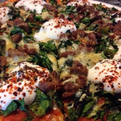 Oregano - Pizza Orient mit Spinat, Lamm Fleisch und Joghurt