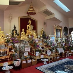 Mongkoltepmunee Buddhist Temple - Inside the annex temple