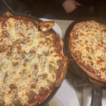 Vita Bella Pizza - Sausage/Pepperoni and GF pepperoni pizza - Italian Near Me - Plainfield, Illinois