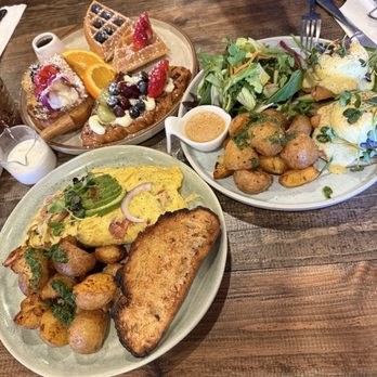 O2 Eatery - Carb sampler, California omelette, Smoked Salmon Benedict - Breakfast & Brunch Near Me - Berkeley, California