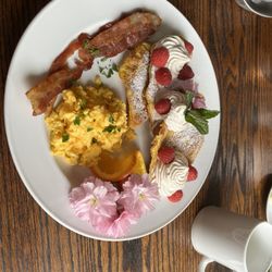 Hastings House Country House Hotel - A great fresh breakfast!.... French toast croissant