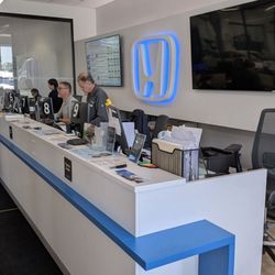Heritage Honda Parkville - Service counters: Artez Scott has been helpful.