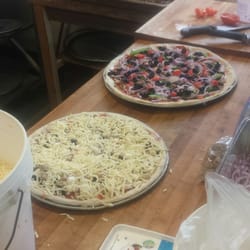 D'Antan Magasin Général - Pizza de taille M et L. Très bien fournies et succulentes