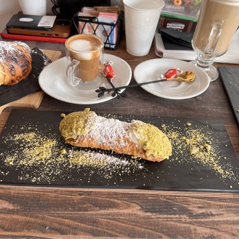 Pausa Caffe - This was possibly the most delicious cannoli I have ever had! - Italian Near Me - Norwalk, Connecticut