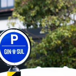 Gin Sul - Keine Parkplätze für Kunden, sondern ein Parkplatz für den Lieferwagen