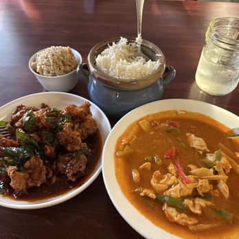 Hae Ha Thai - Crispy Garlic Chicken, Red Curry - Thai Near Me - Kennewick, Washington