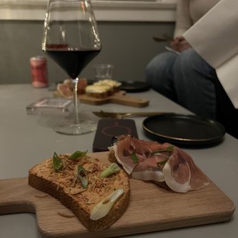 Little Wine House - Sun Dried Tomato Crustie & Brie Apple Crustie - Wine Bars Near Me - San Jose, California