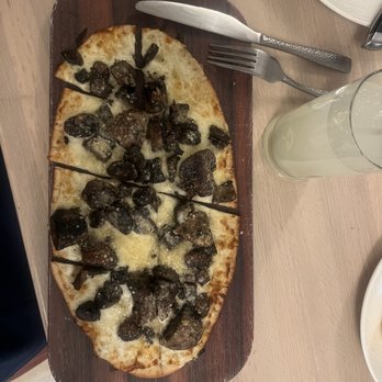 Meze Mediterraneo - Mushroom Flatbread was okay. Flavors were kindve boring - Mediterranean Near Me - Schaumburg, Illinois