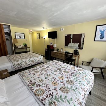 Snowdon Chalet Motel - Double Deluxe Guest Room - Hotels Near Me - Londonderry, Vermont Snowdon Chalet Motel - Double Deluxe Guest Room - Hotels Near Me - Londonderry, Vermont