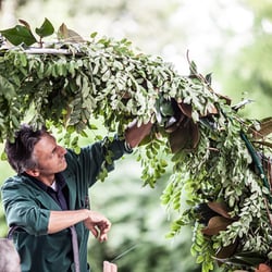 Fioraio Sergio - Il fioraio al lavoro sull'arco di fiori per il matrimonio