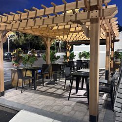 Hummus Fit - Outdoor seating