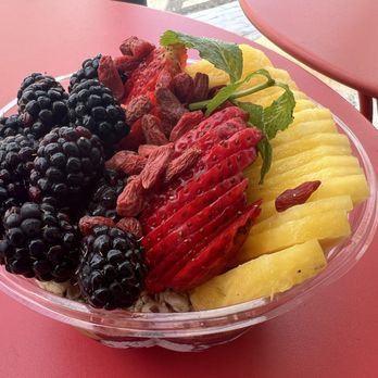Summer Tap Juice Bar - Açaí bowl with peanut butter, granola and Gigi berries!  So YUM! - Juice Bars & Smoothies Near Me - Sarasota, Florida