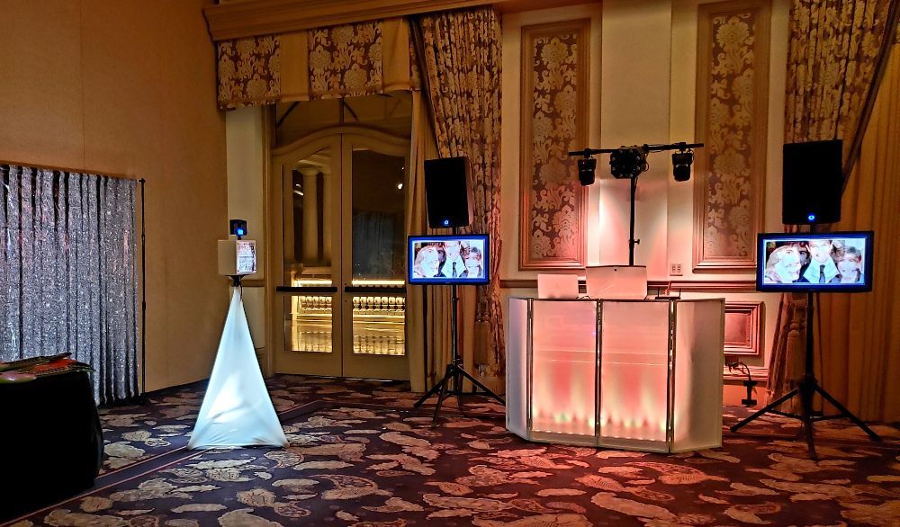 Party REALM Professional DJ Services Logo