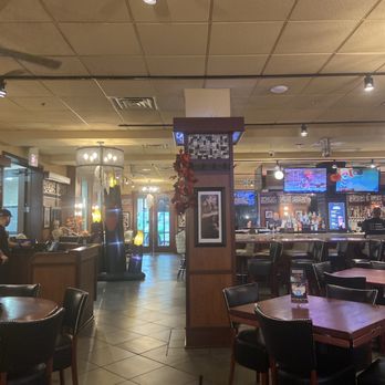 Bar Louie - O'Hare - New American Near Me - Chicago, Illinois