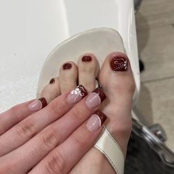 Nice Nails - Annie did a great job on my nails and toes highly recommend this place.