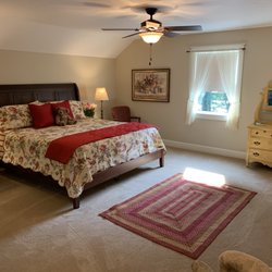 Amish Country Inn - Very spacious but cozy room